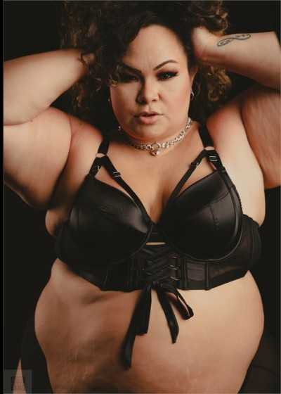 拉丁裔豐滿美女 Vicky Plush 為 Jay Playhard 清理黑屌