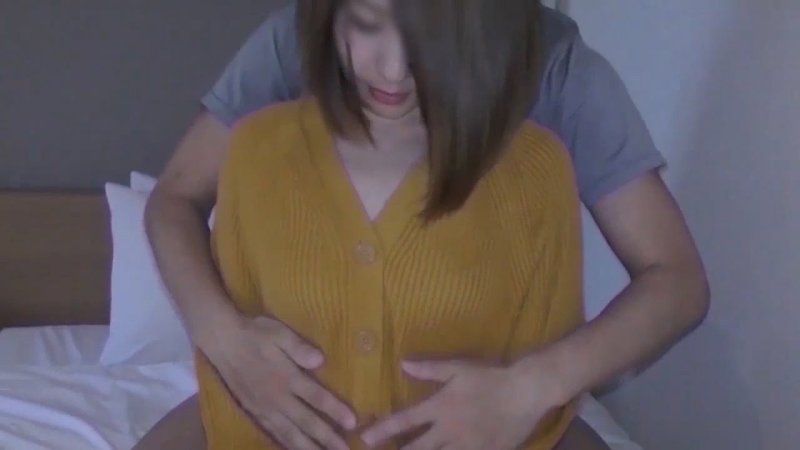 【5日間限定販售・再編集版・薄顔馬賽克】白天飯店幫買小孩子買東西中的秋田美人太太被叫過來中出