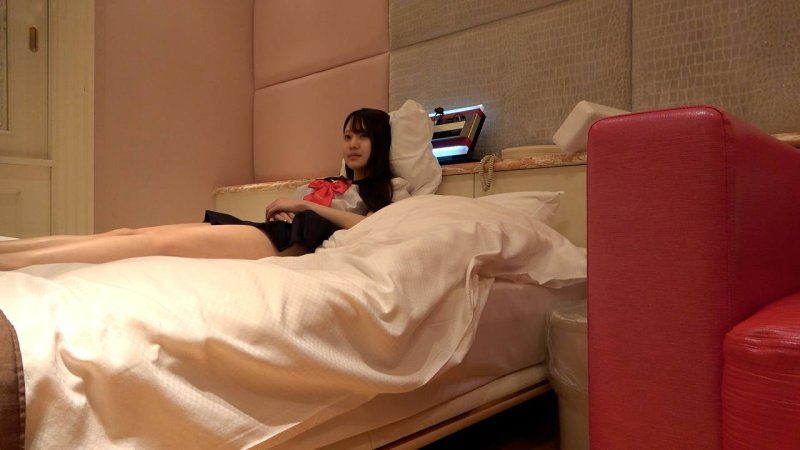 露腳、迷你裙、學生服！插入頭部撕開內褲舔舐私處。葵醬！