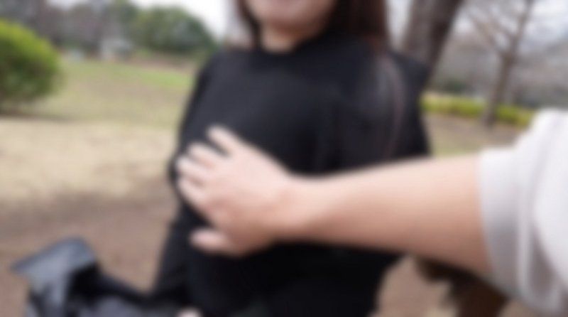 【初次拍攝】【露臉】『除了男友之外，我沒做過別的事情…害羞』。第一次與肉棒接觸，對於膣內爆濕的純真女孩。口內射精、中出的2次射精