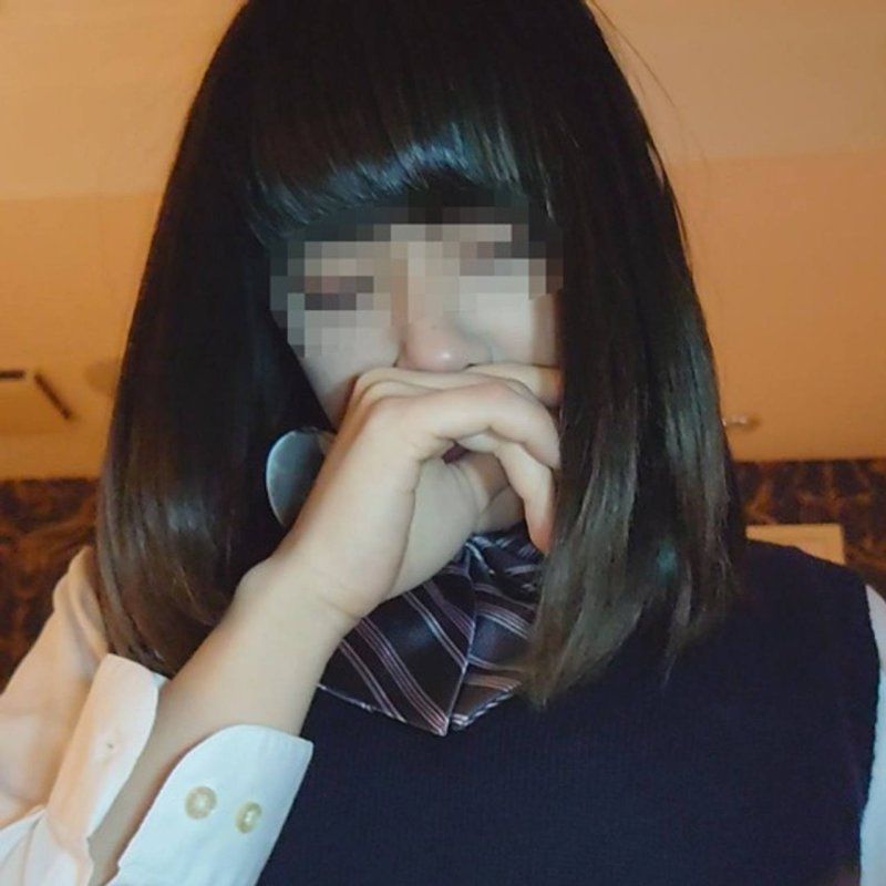 【無碼・制服Cosplay】身材超棒的美腿翹臀美女，用無套插入大量中出精液在剛毛淫穴裡