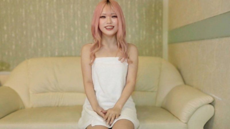 【無修正】超可愛！派頭的染髮女生很色嗎？「超愛做愛⤴」的樣子！還有初次射精在臉上和初次中出的錄影！