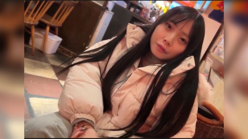 和青梅竹馬的禁斷之交。吸吮到天然H罩杯長大的毛茸茸歐派，發出「啊～好舒服…♡」的母性聲音，高潮到不行。太過色情，真的好嗎看到這種景象