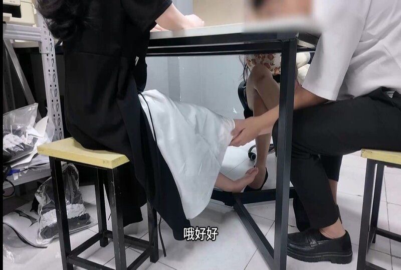 麻豆传媒 在女友背后扣舅妈的逼太刺激了